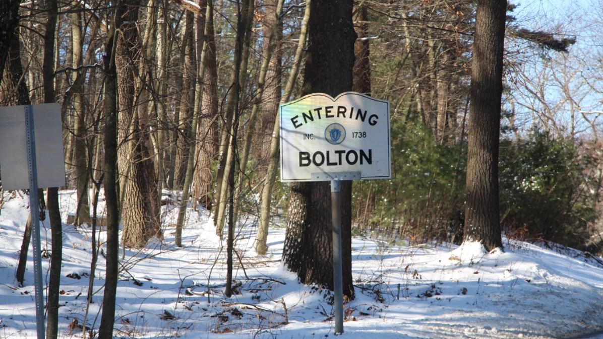 Luxury car and limousine service in Bolton MA with airport transfers