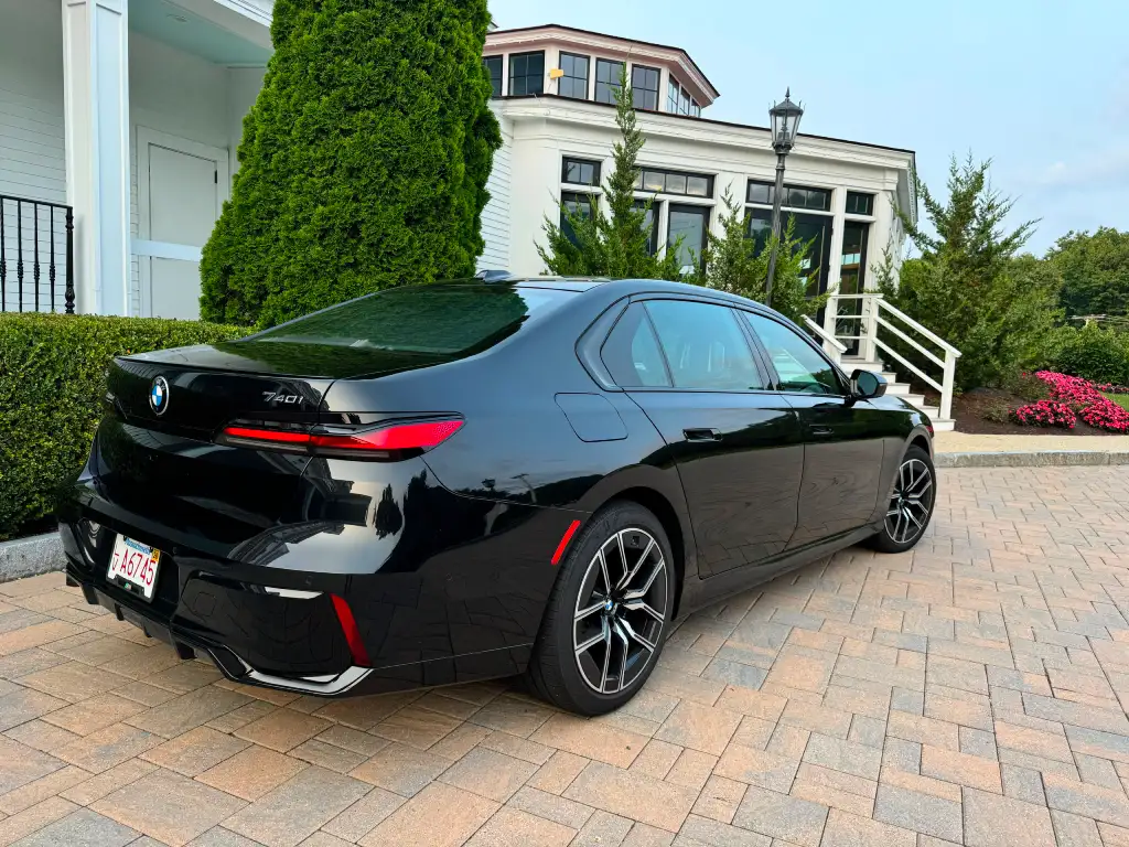 The BMW Serie 7 Elevates Boston limo service for Your Guests